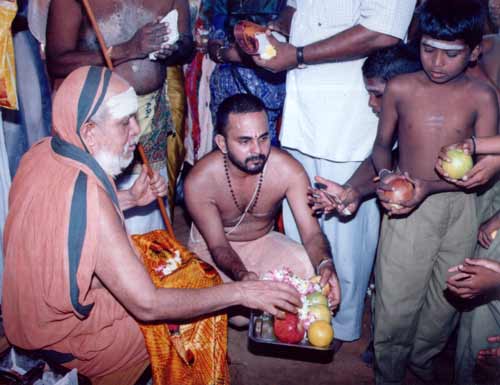 Kanchi Sankaracarya distributes fruit